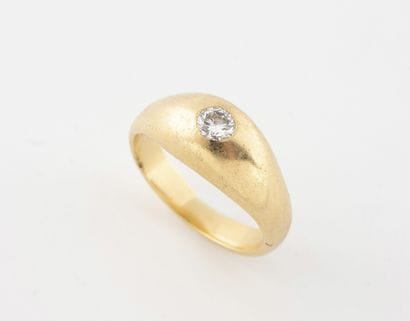 Bague chevalière en or jaune (750) ornée...