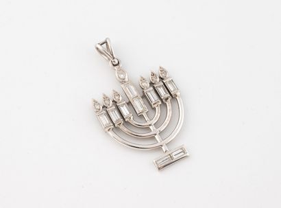 Pendentif en or gris (750) en forme de menorah...
