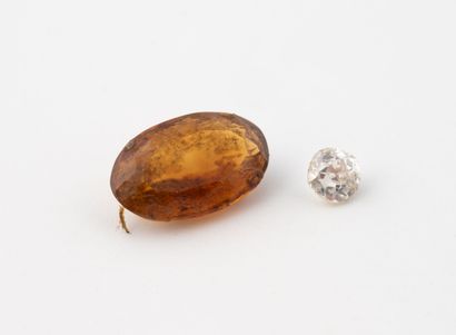 Deux pierres sur papier :
- diamant de taille...