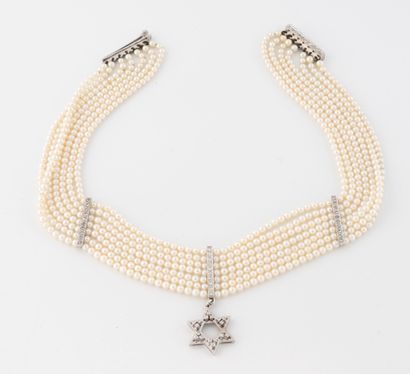 Collier ras de cou formé de sept rangs de...