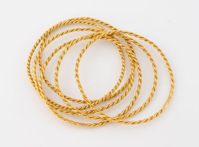 Lot de six joncs torsadés en or jaune (750)...
