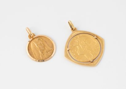 Lot de deux médailles en or jaune (750) :...