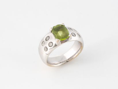 Bague jonc en or gris (750) ornée d'un péridot...