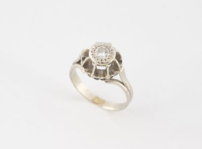 Bague solitaire en or gris (750) centrée...