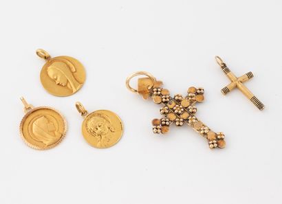Lot de cinq pendentifs comprenant trois médailles...
