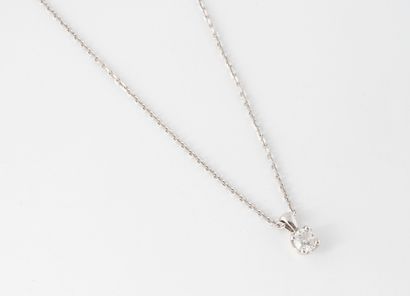 Collier en or gris (750) orné d'un pendentif...