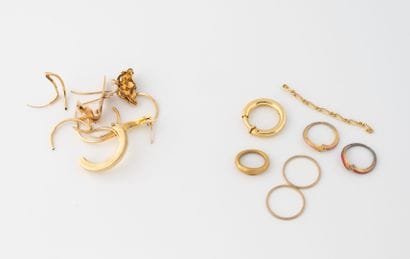 Lot de débris de bijoux en or jaune (750).
Poids...