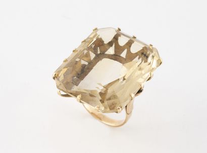Importante bague en or jaune (585) sertie...