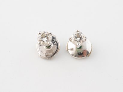 Paire de clous d'oreilles en or gris (750)...