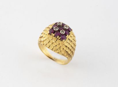 Bague dôme en or jaune (750) surmonté d'un...