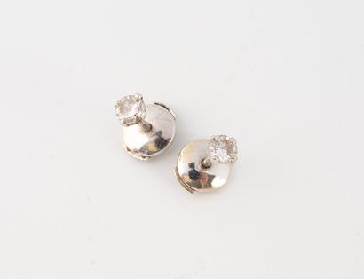 Paire de clous d'oreilles en or blanc (750)...