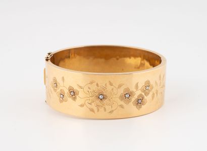 Yellow gold (750) flat opening bangle with...