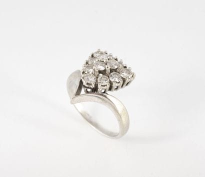 White gold (750) ring with triangular top...