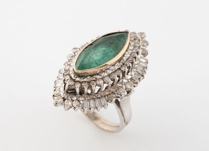 White gold (750) marquise-shaped ring centered...