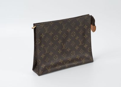 Louis VUITTON Paris
Trousse en toile Monogram.
Fermeture...