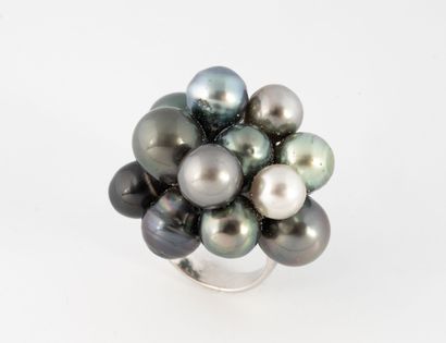 Silver-plated metal flower ring with a bouquet...