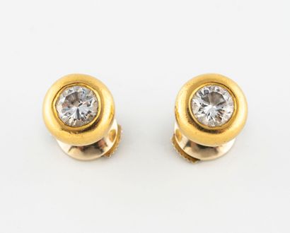 Pair of earrings in yellow (750) gold set...