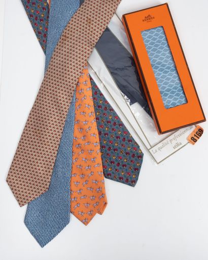 HERMES Paris
Six cravates en soie :
- Bleue...