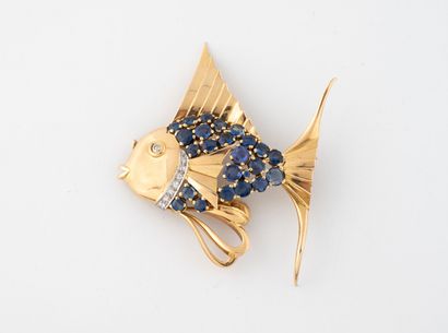 Fish brooch in yellow gold (750) and platinum...