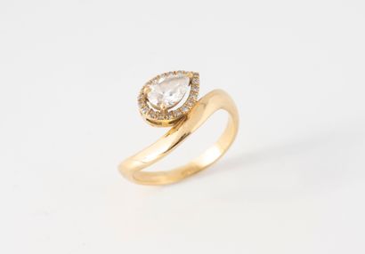 Yellow gold (750) ring set with a claw-set...