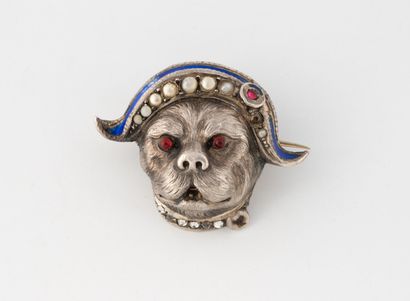 Small silver brooch (min. 800) in the shape...