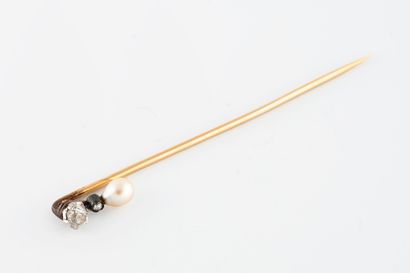 Yellow gold (750) collar pin set with a small...