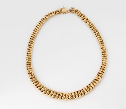 Drop curb chain necklace in yellow gold (750).
Ratchet...
