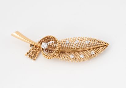 Yellow gold (750) feather brooch centered...