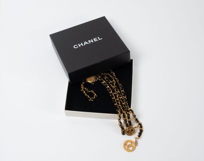 CHANEL, Paris
Ceinture en métal doré et cuir...