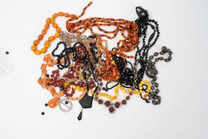 Lot of costume jewelry in amber, copal, resin,...