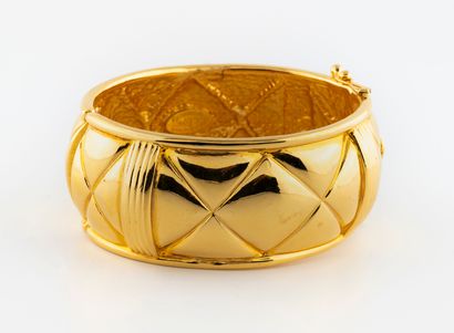 CHANEL Paris
Opening cuff bracelet in gold-plated...