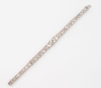 Necklace with three strands of falling white...