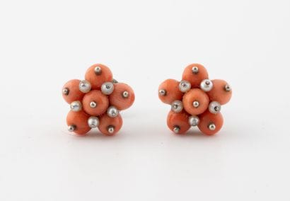 Pair of earrings in white gold (750) set...
