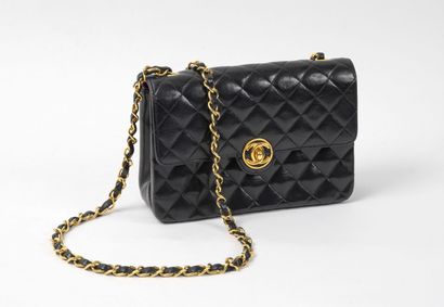 CHANEL
Sac classique à rabat en agneau matelassé...