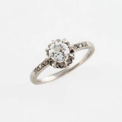 Ring in platinum (850) set with a small old-cut...