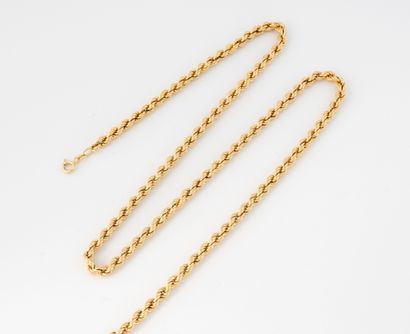 Twisted link necklace in yellow gold. 
Spring-ring...