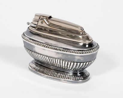 RONSON
Oval silver-plated table lighter with...