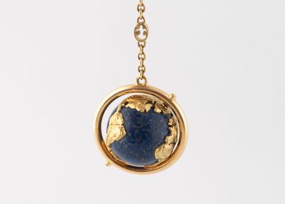 Yellow gold (750) keychain holding a lapis...