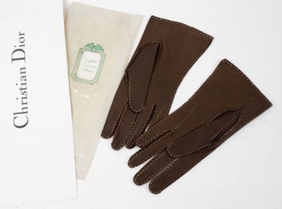 Christian DIOR,
Paire de gants en peau marron...