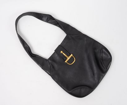 CELINE
Sac Besace en cuir noir.
Bijouterie...