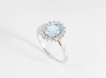 Small white gold (375) daisy ring centered...