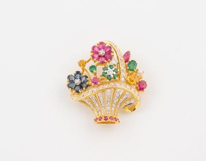Flower basket brooch in yellow gold (750)...