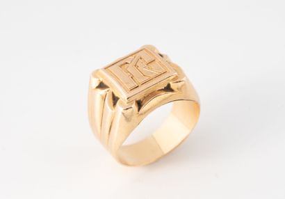 Chevalière in yellow gold (750) with square...
