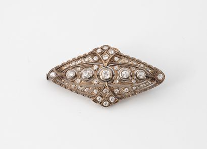 HONGRIE
Diamond brooch in openwork gold (585)...