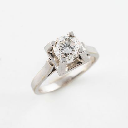 Solitaire ring in white gold (750) and platinum...