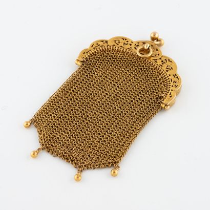 Small gold (yellow) mesh purse. Lobed clasp...
