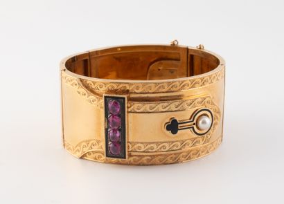 Opening oval cuff bracelet in yellow gold...