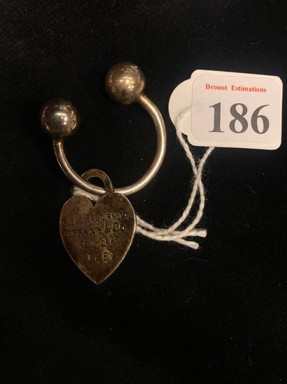 TIFFANY & CO
Silver (800) keychain with heart...