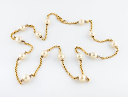 CHANEL Paris
Long necklace in gold-plated...