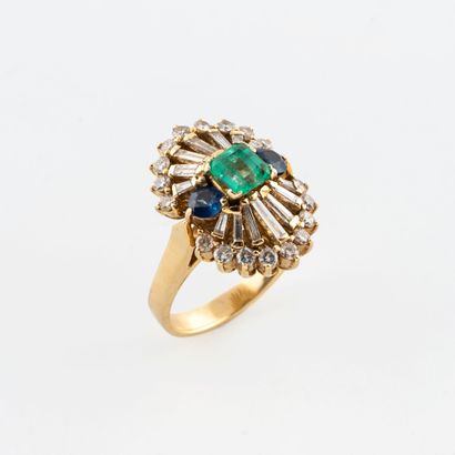 Yellow gold (750) oval-set ring centered...
